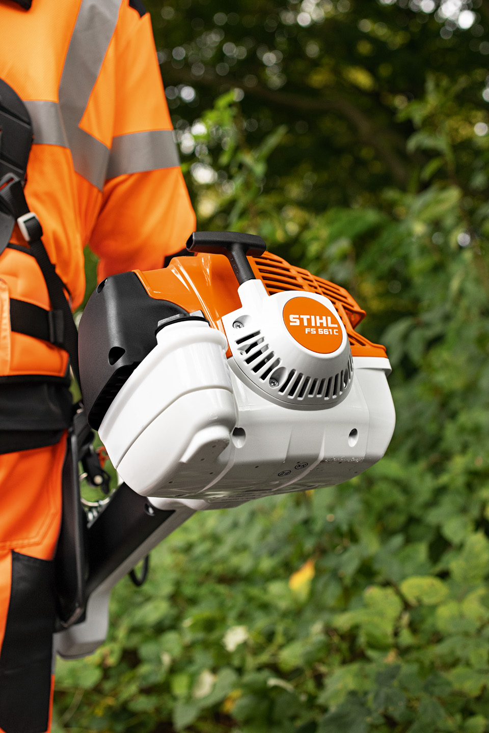 Tres profesionales con sus equipos STIHL