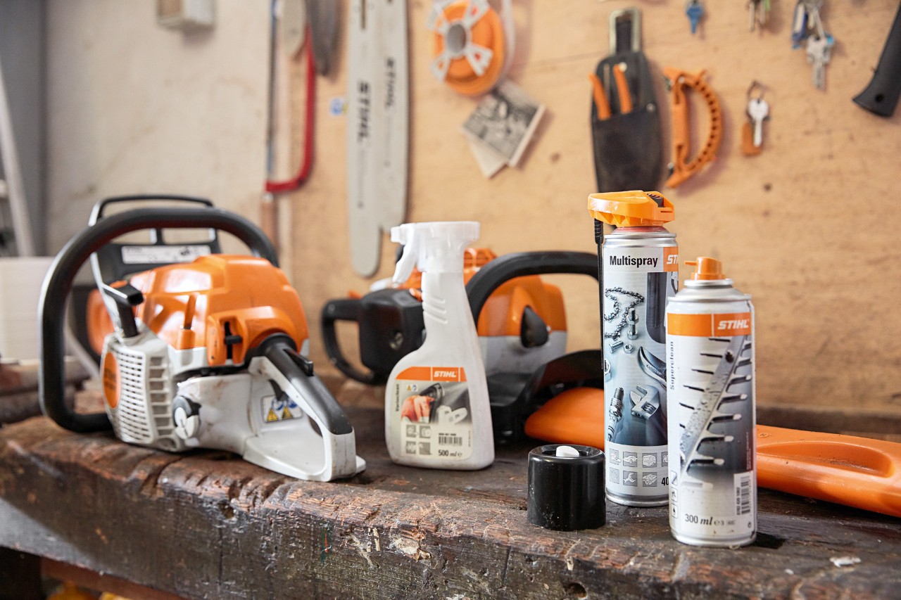 Material para limpiar una motosierra STIHL