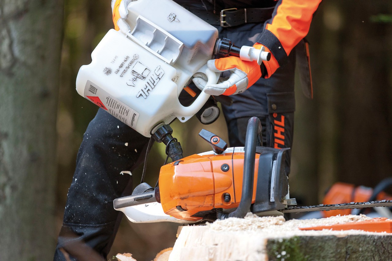 Una motosierra STIHL MS 441 siendo llenada con un bidón de mezcla gasolina motosierra
