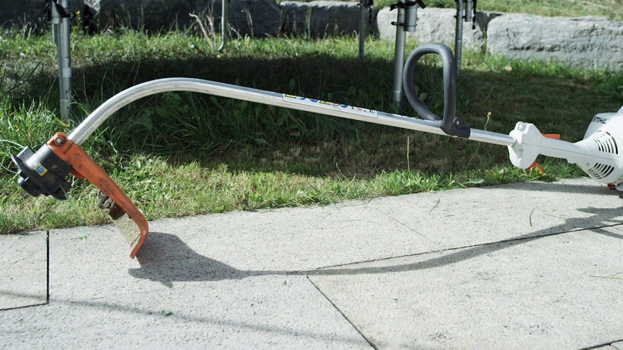 La desbrozadora de gasolina STIHL FS 38 está en el suelo