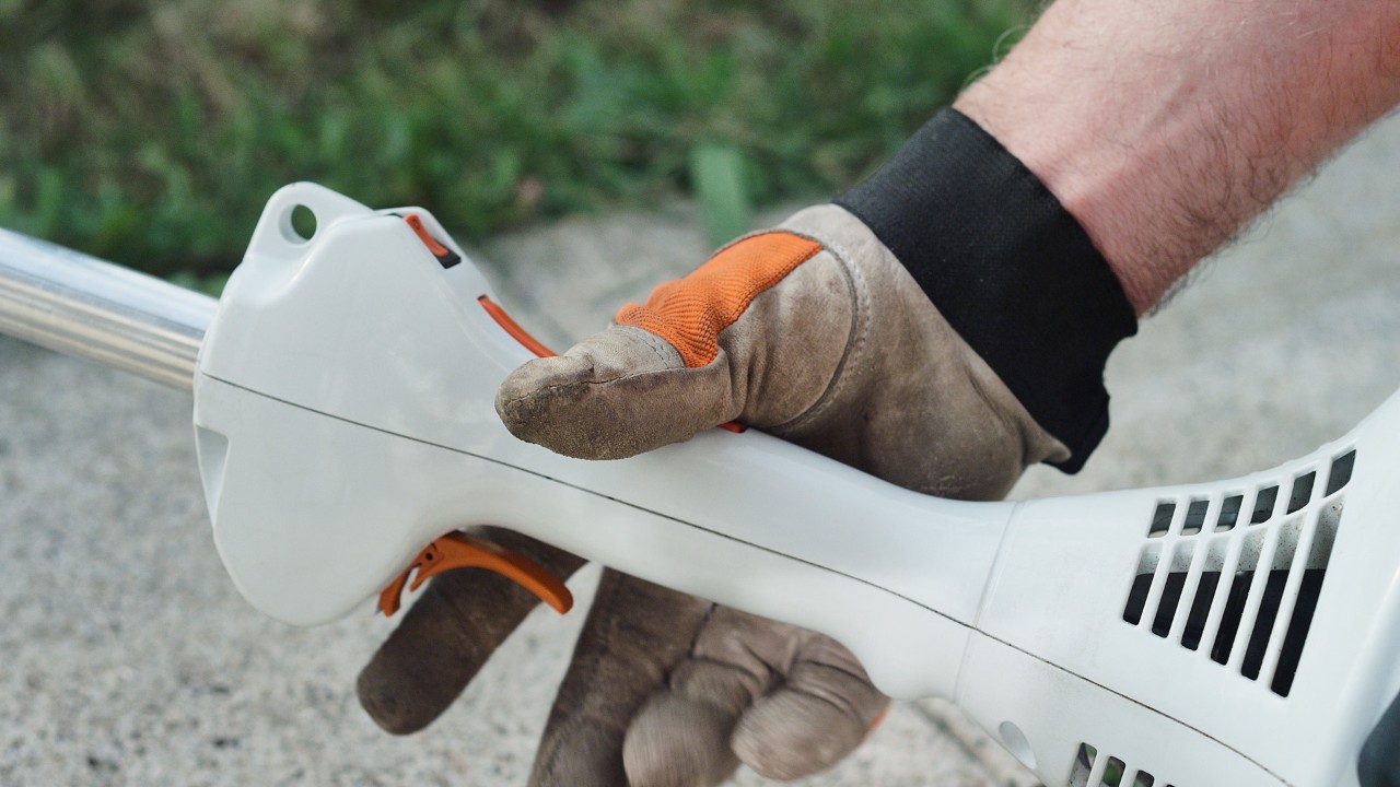 Desbrozadora de gasolina STIHL FS 38 en posición de aceleración de arranque