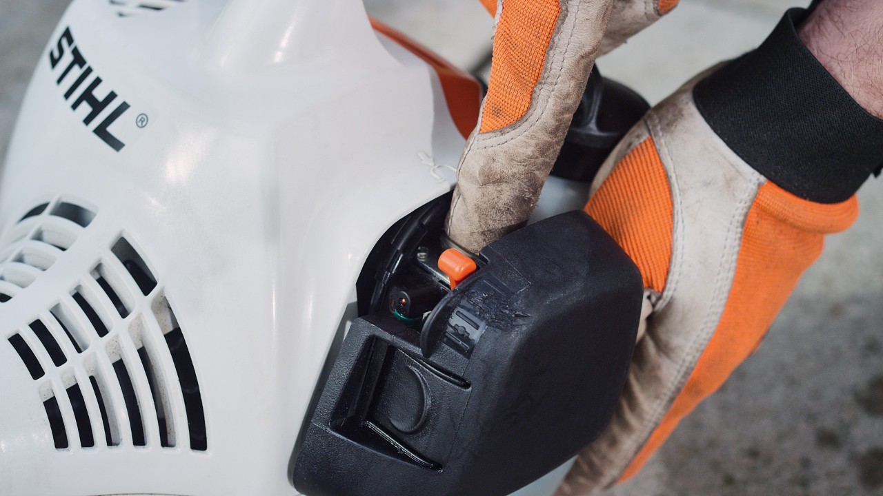 En la desbrozadora de gasolina STIHL FS 38, presiona la bomba de combustible