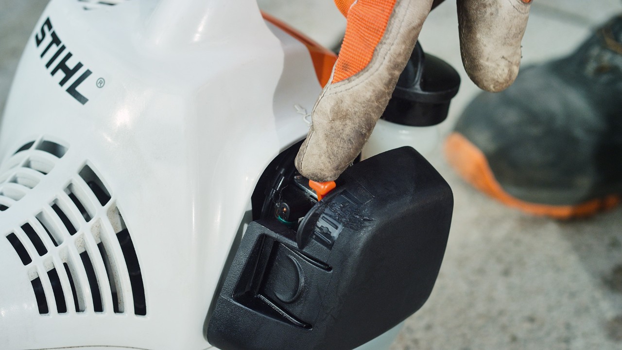Se abre el estrangulador de la desbrozadora de gasolina STIHL FS 38