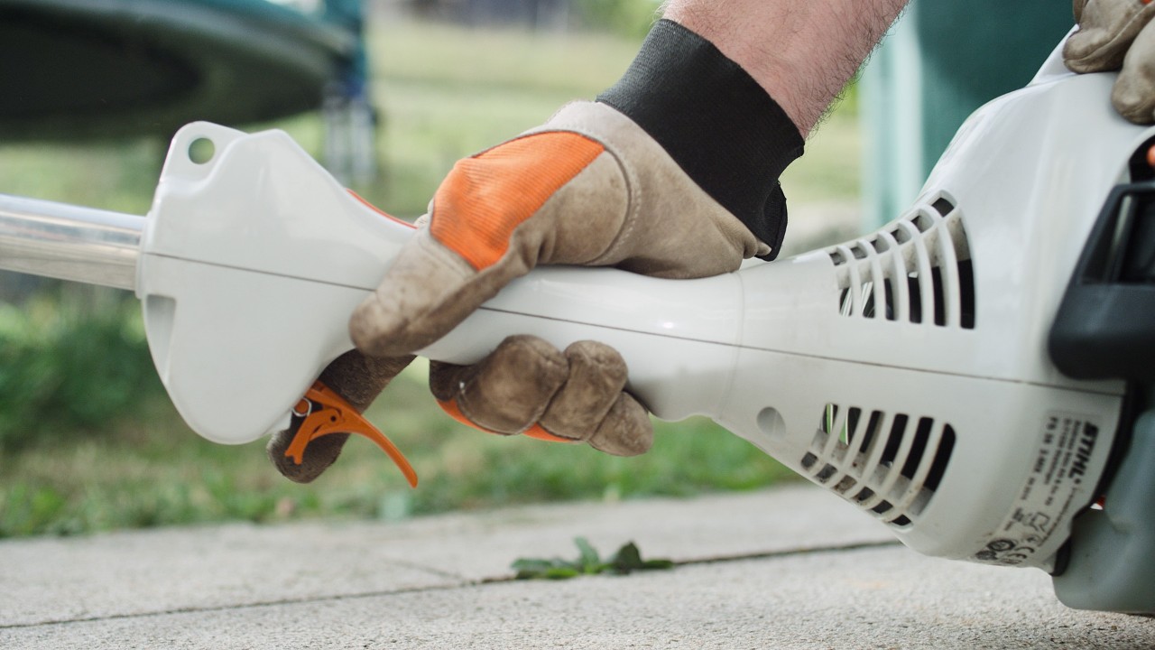 En la desbrozadora de gasolina STIHL FS 38 se presiona el acelerador