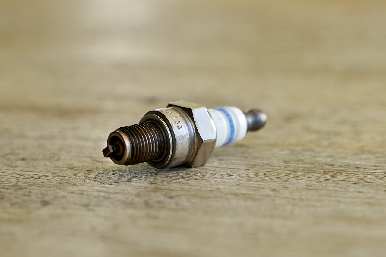 Primer plano de una bujía de una desbrozadora de gasolina STIHL