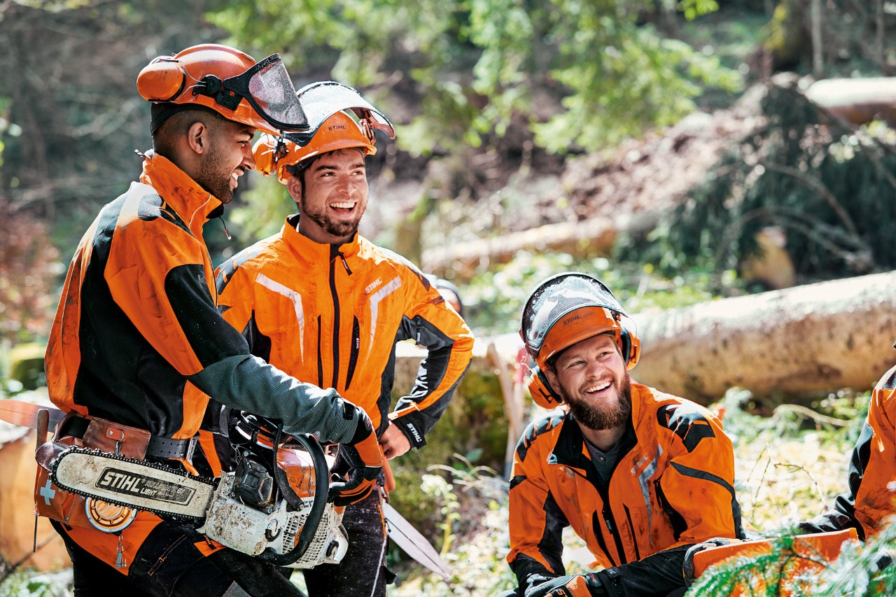Trabajadores forestales con ropa de protección STIHL con STIHL MS 462 en el bosque