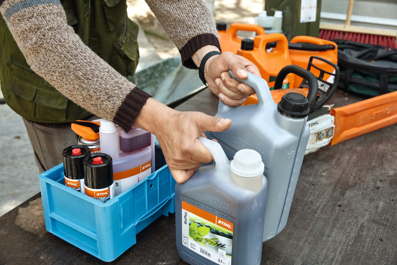 Una persona deposita los materiales consumibles STIHL en cajas para su transporte 