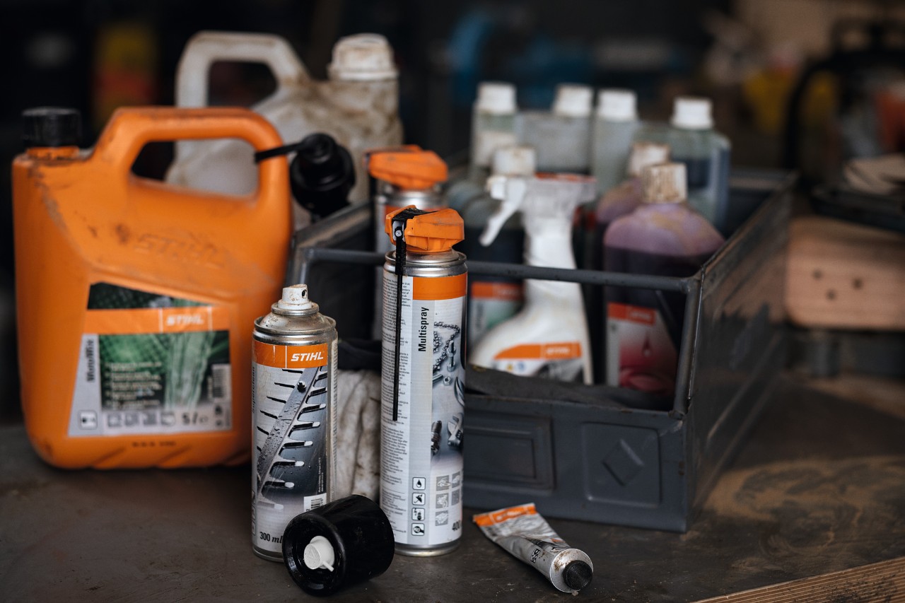 Diferentes combustibles y lubricantes de STIHL, algunos de ellos en una caja