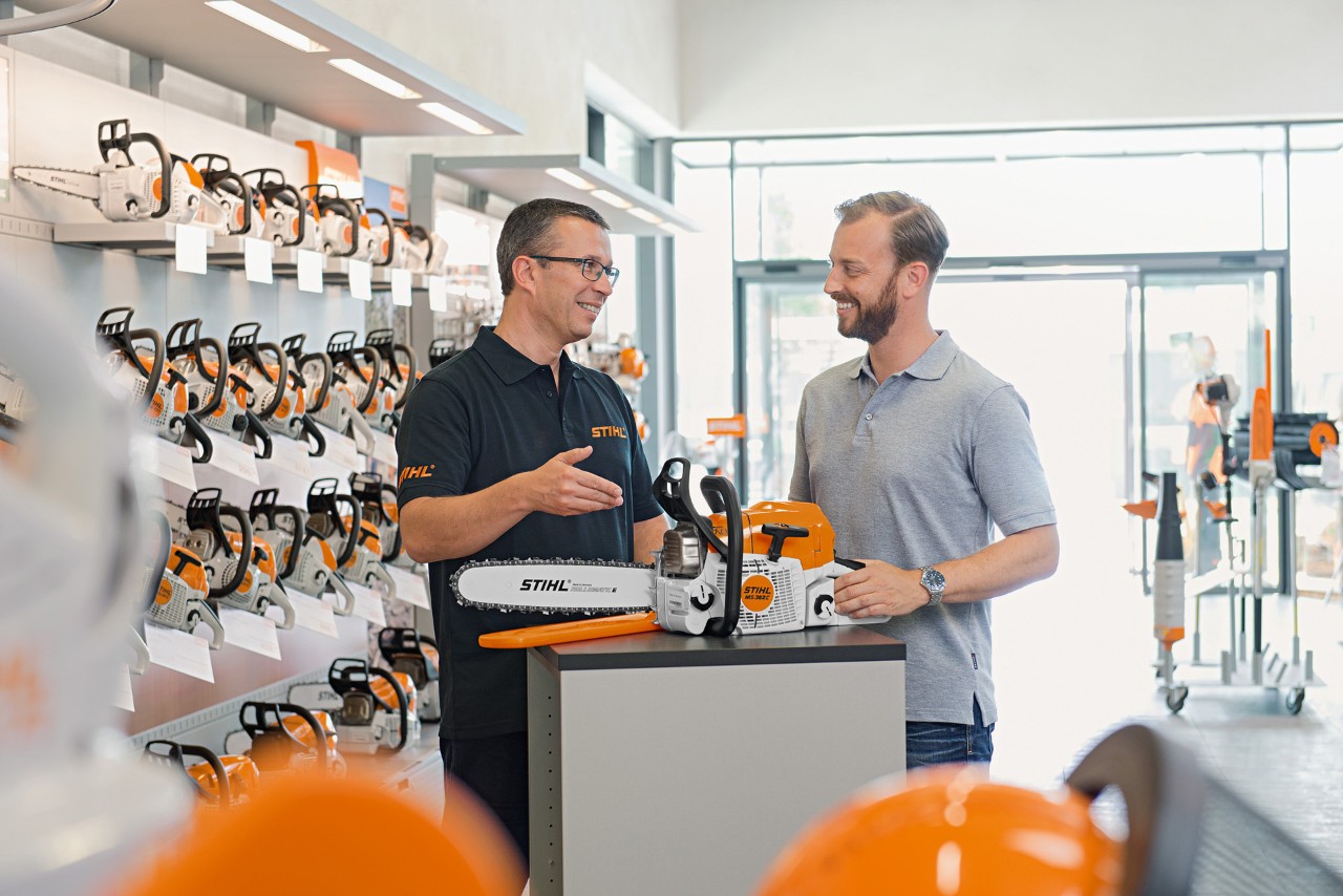 Un distribuidor STIHL asesora a un cliente en el momento de comprar una motosierra STIHL
