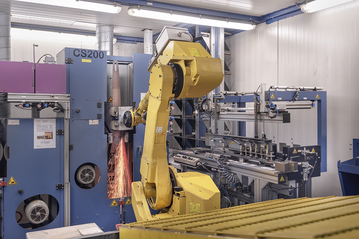 Una máquina rectifica con precisión la transición del material