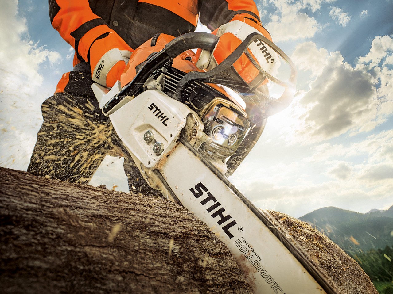 Un hombre con equipamiento de protección trabaja con una motosierra STIHL en el bosque