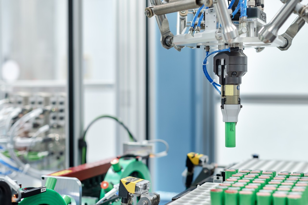 Un robot Pick-and-Place equipa los soportes de celdas con celdas de batería