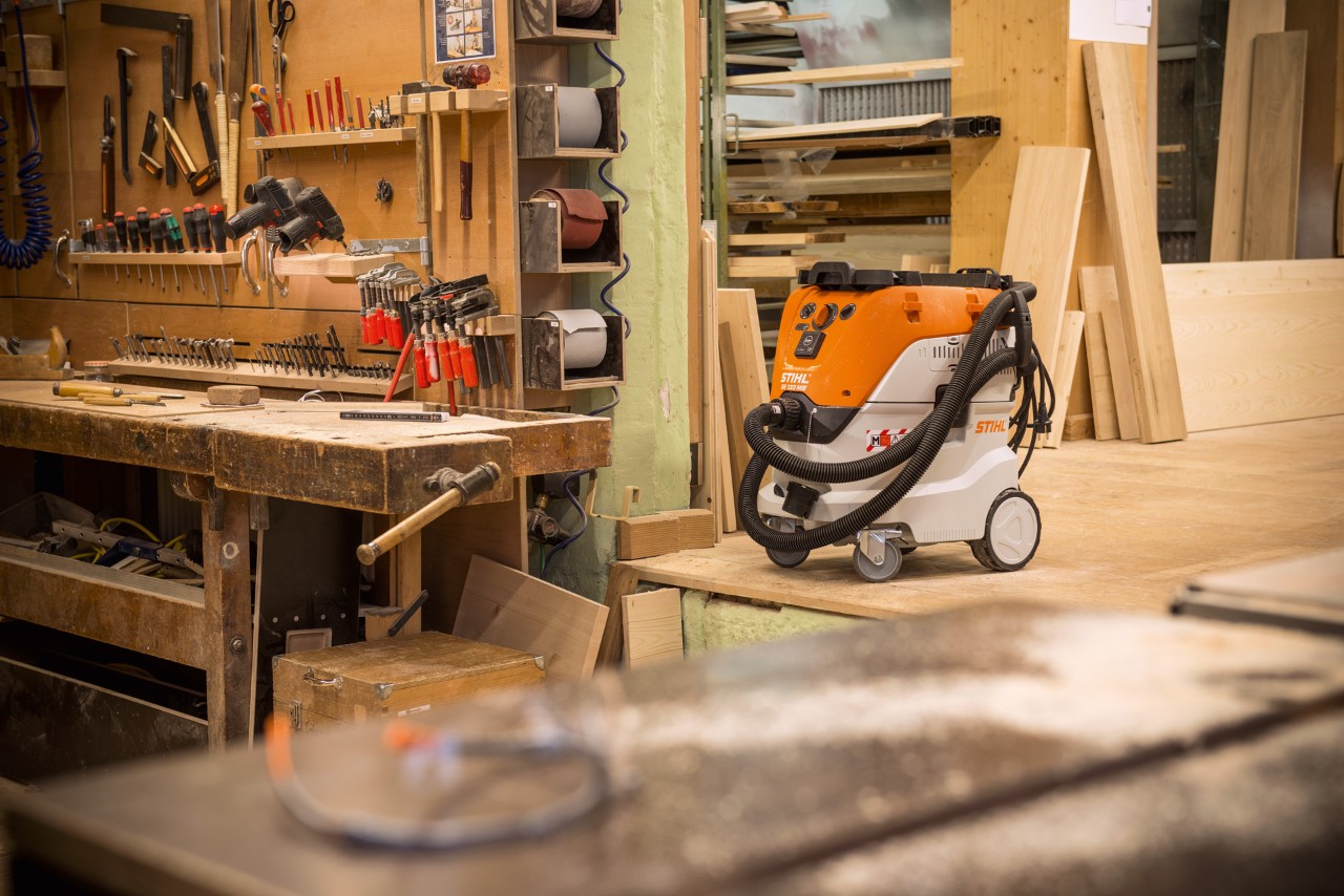 Un aspirador de líquidos y sólidos STIHL SE 133 ME en un taller