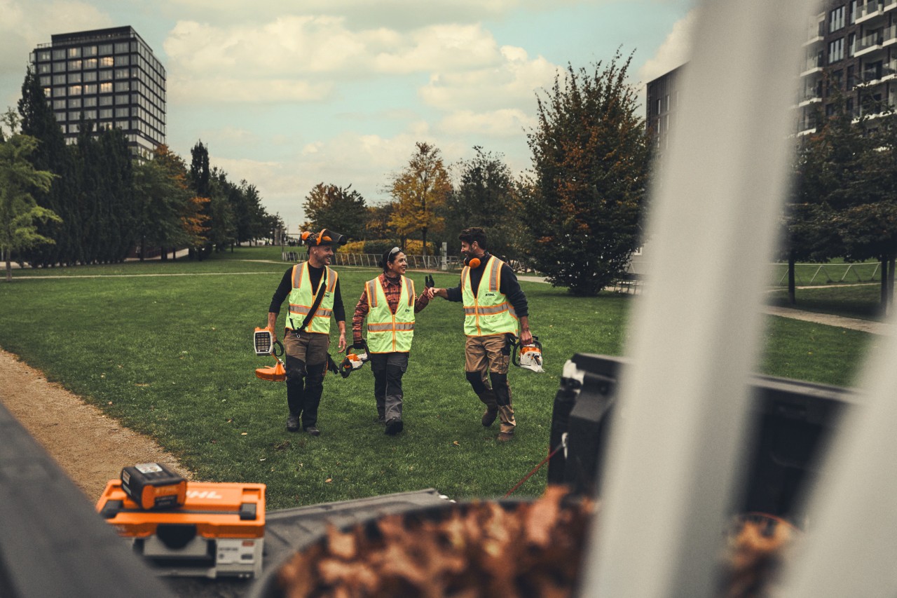 Equipo de vuelta al vehículo después del trabajo con herramientas inalámbricas STIHL
