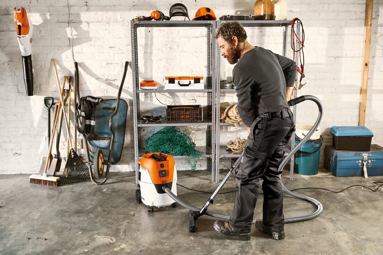 Aspiración de polvo del suelo de un garaje con un aspirador de sólidos y líquidos STIHL SE 62 E