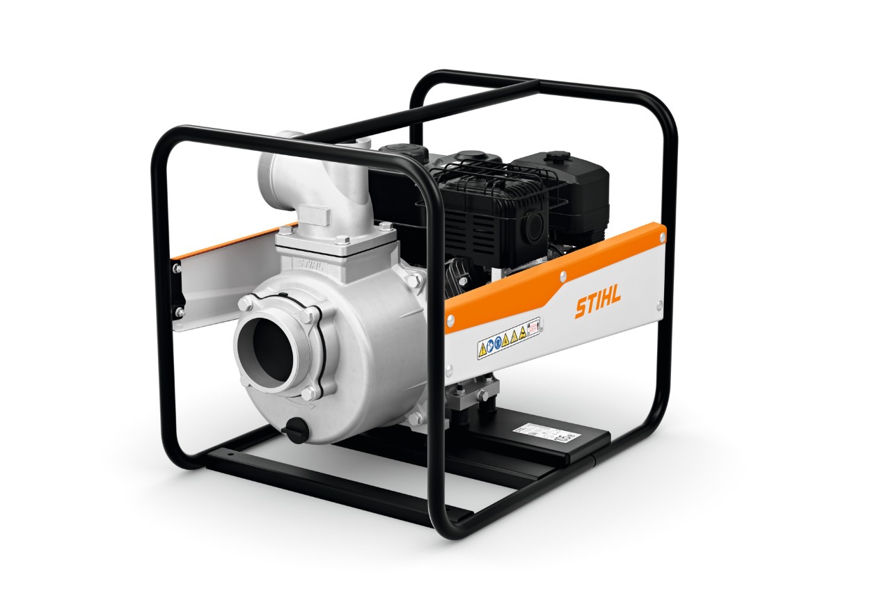 Bomba de agua STIHL WP 900 sobre fondo blanco
