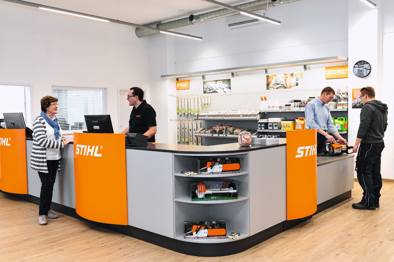 Sala de ventas de la tienda especialista STIHL con empleados y clientes  