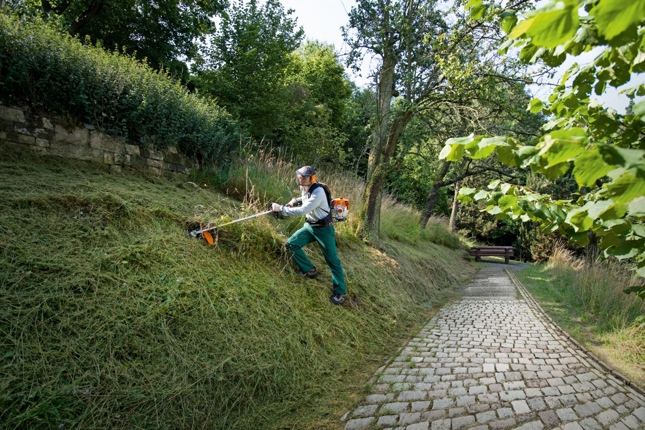 Eliminación de las hojas caídas con el soplador de hojas STIHL BG 56 con motor 2-MIX